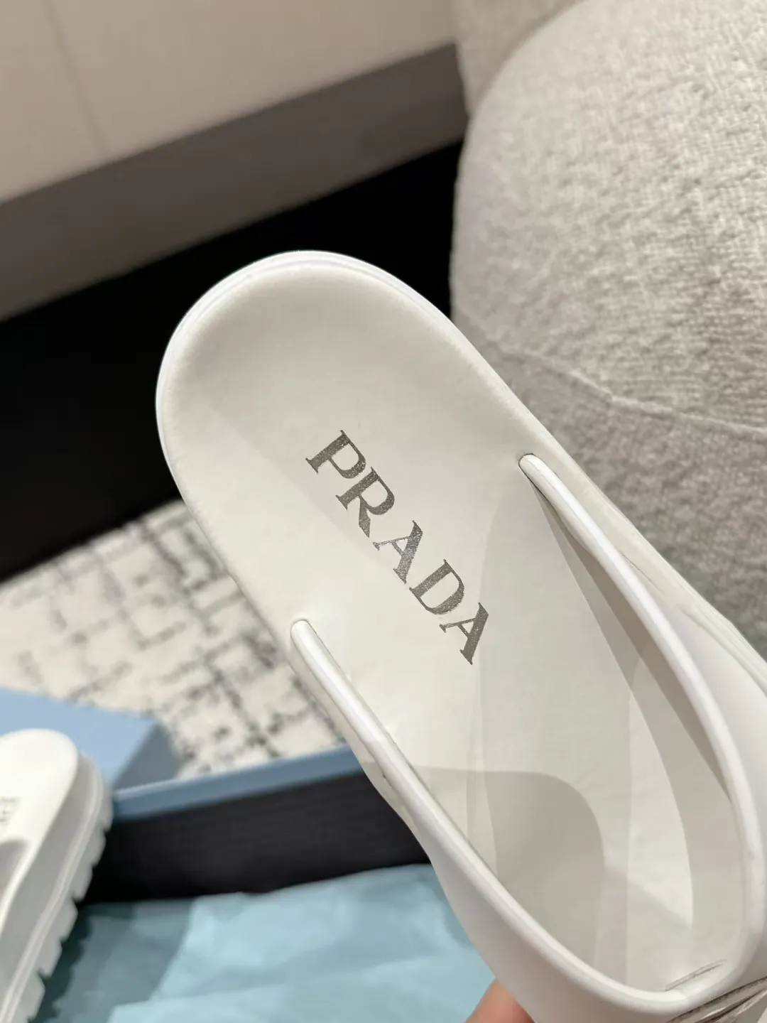 👟👟Ex-factory price 440👟👟 Prada 24/ Hot-selling summer thick-soled thong flip-flops Prada’s flip-flop flip-flops are a must-have for everyone during the travel season! ✔️Number of codes: 35-40 (custom order of 40 pieces is non-refundable)